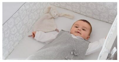 Bébé dans une gigoteuse grise