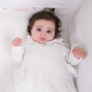 Bébé dans une gigoteuse blanche