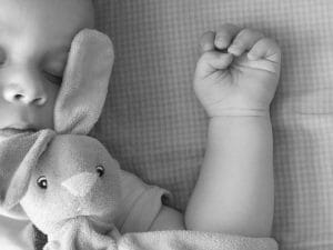 bébé dormant dans son lit