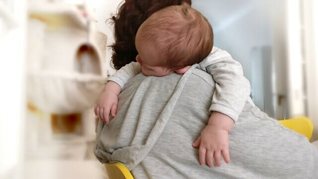 Bébé 4 mois pleure en dormant