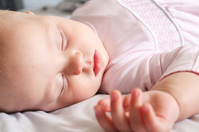 bebe tape sa tete pour dormir