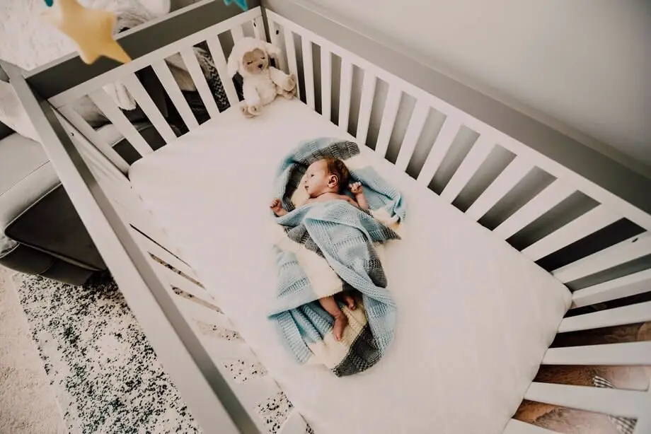 bébé se cogne la tête volontairement