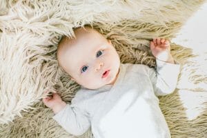Bébé pleure dans son sommeil